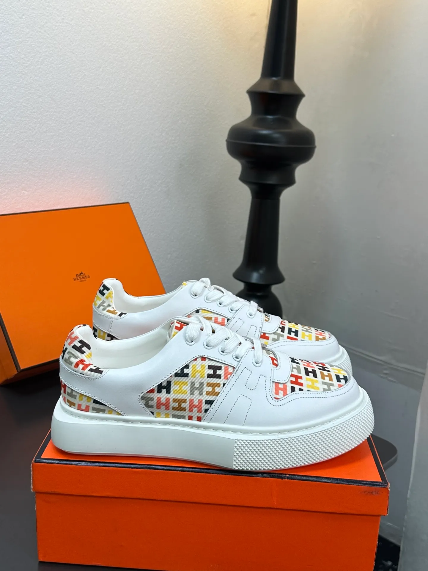 p700💰Men's shoes ❤️❤️Hermes top version# Hermès deep series couple's small white shoes casual skateboard shoes Stylish graphic design to create retro style Upper: cowhide material Lining: sheepskin lining Outsole: TPU outsole Size: 38-45